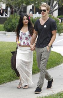 Vanessa Hudgens feet photo thumbnail