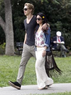 Vanessa Hudgens feet photo thumbnail