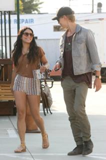 Vanessa Hudgens feet photo thumbnail