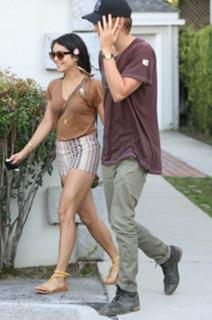 Vanessa Hudgens feet photo thumbnail