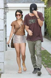 Vanessa Hudgens feet photo thumbnail