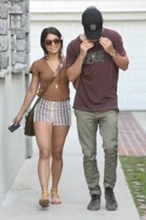 Vanessa Hudgens feet photo thumbnail