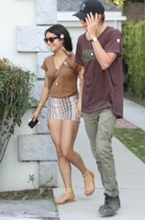 Vanessa Hudgens feet photo thumbnail