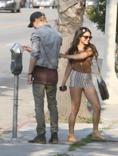 Vanessa Hudgens feet photo thumbnail