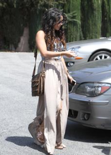 Vanessa Hudgens feet photo thumbnail