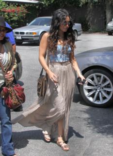 Vanessa Hudgens feet photo thumbnail