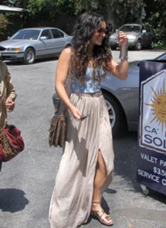 Vanessa Hudgens feet photo thumbnail
