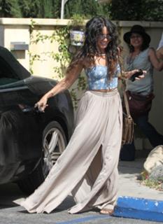 Vanessa Hudgens feet photo thumbnail