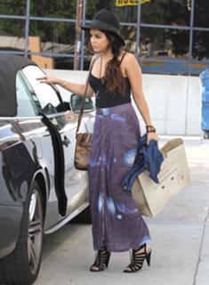 Vanessa Hudgens feet photo thumbnail