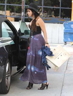 Vanessa Hudgens feet photo thumbnail