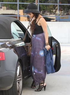 Vanessa Hudgens feet photo thumbnail