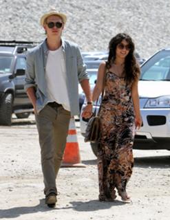 Vanessa Hudgens feet photo thumbnail