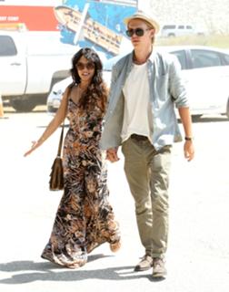 Vanessa Hudgens feet photo thumbnail