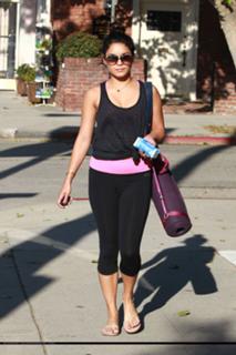 Vanessa Hudgens feet photo thumbnail