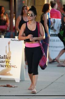 Vanessa Hudgens feet photo thumbnail