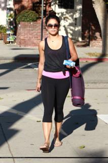 Vanessa Hudgens feet photo thumbnail