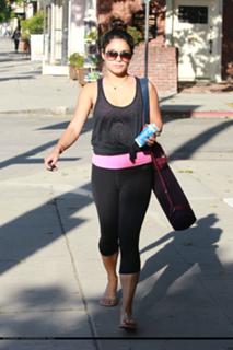 Vanessa Hudgens feet photo thumbnail