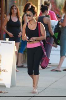 Vanessa Hudgens feet photo thumbnail