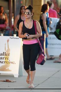 Vanessa Hudgens feet photo thumbnail