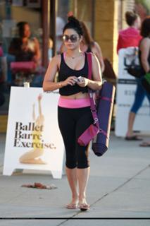 Vanessa Hudgens feet photo thumbnail