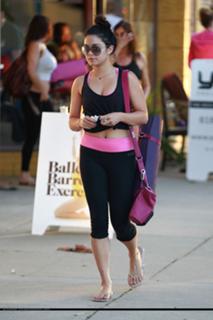 Vanessa Hudgens feet photo thumbnail