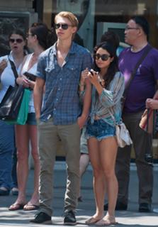 Vanessa Hudgens feet photo thumbnail