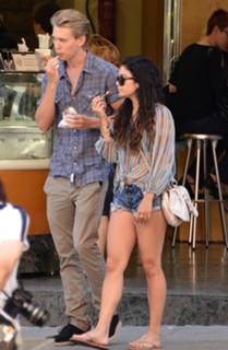 Vanessa Hudgens feet photo thumbnail