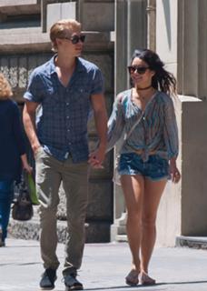 Vanessa Hudgens feet photo thumbnail