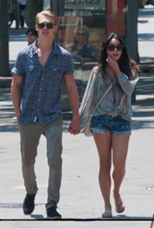 Vanessa Hudgens feet photo thumbnail