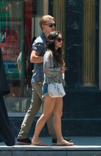 Vanessa Hudgens feet photo thumbnail