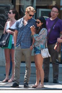 Vanessa Hudgens feet photo thumbnail