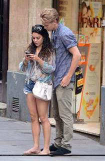Vanessa Hudgens feet photo thumbnail