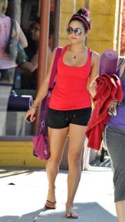 Vanessa Hudgens feet photo thumbnail