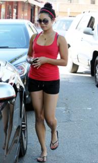 Vanessa Hudgens feet photo thumbnail