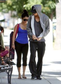 Vanessa Hudgens feet photo thumbnail