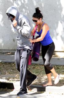 Vanessa Hudgens feet photo thumbnail