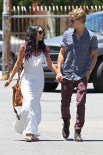 Vanessa Hudgens feet photo thumbnail