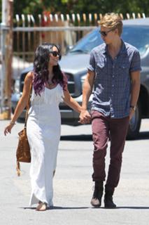 Vanessa Hudgens feet photo thumbnail