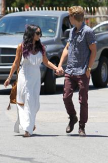 Vanessa Hudgens feet photo thumbnail