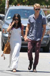 Vanessa Hudgens feet photo thumbnail