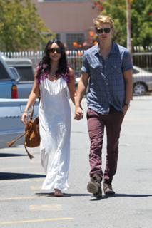 Vanessa Hudgens feet photo thumbnail