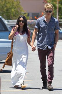 Vanessa Hudgens feet photo thumbnail