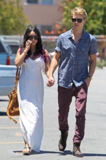Vanessa Hudgens feet photo thumbnail