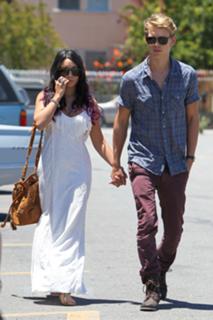 Vanessa Hudgens feet photo thumbnail