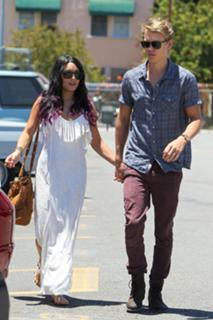 Vanessa Hudgens feet photo thumbnail