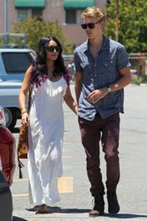 Vanessa Hudgens feet photo thumbnail