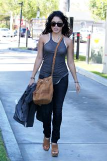 Vanessa Hudgens feet photo thumbnail