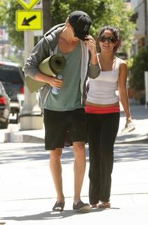 Vanessa Hudgens feet photo thumbnail