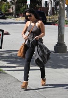 Vanessa Hudgens feet photo thumbnail