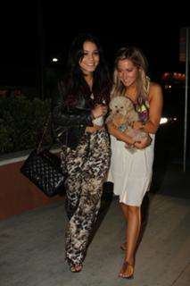 Vanessa Hudgens feet photo thumbnail